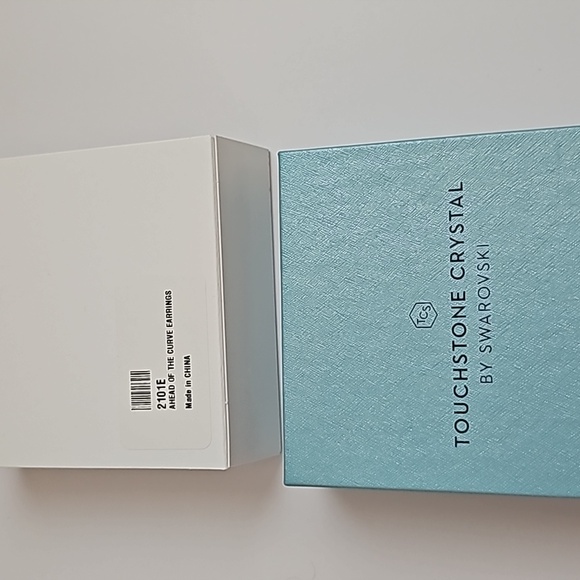 Ahead of the Curve Earrings - Picture 2 of 2